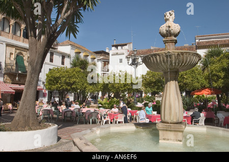 Marbella Costa del Sol Espagne Cafe la vie dans le carré orange Banque D'Images
