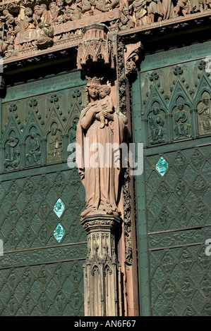 Strasbourg, Notre-Dame cathédrale gothique du 14e siècle, portail principal, Vierge Marie avec l'enfant statue, Alsace, France, Europe, Banque D'Images
