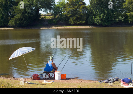 L'homme de la pêche sportive au lac de Vivian, Comper, forêt de Paimpont, Bretagne, France, Europe Banque D'Images