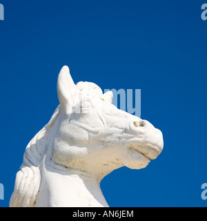 Lingfield, Surrey, Angleterre. L'un d'une paire de chevaux en pierre décorant les portes de l'hippodrome de Lingfield Park. Banque D'Images