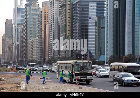 Travailleurs obtiennent sur le bus sur la route Sheikh Zayed sur leur chemin de retour à den steigen Arbeiter und Bus fahren nach Hause Dubaï ÉMIRATS ARABES UNIS Banque D'Images