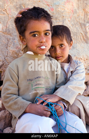 Les enfants yéménites dans le village de falaise Shahara Yémen Banque D'Images