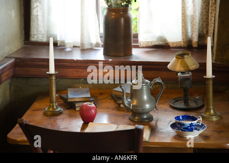 ILLINOIS Illinois Dowling Chambre plus ancienne maison de la galène construit 1826 cafetière en étain bougeoirs et bibelots knick sur bureau en bois Banque D'Images