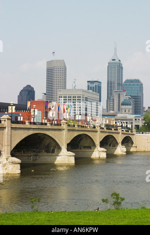 INDIANA Indianapolis passerelle au-dessus de la ville de White River arches panthéon des champions NCAA et Capitol building Banque D'Images