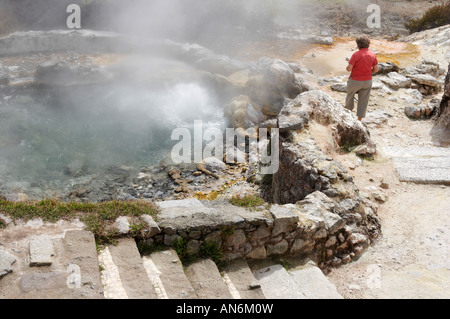 Près de sources thermales de tourisme près de Furnas lake sur l'île de São Miguel, aux Açores. Banque D'Images