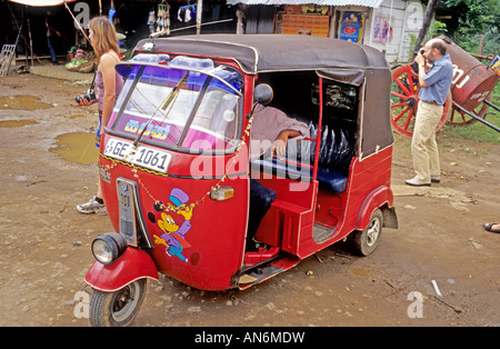 Taxi à trois roues en Pussellawa Sri Lanka en attente de voitures Banque D'Images