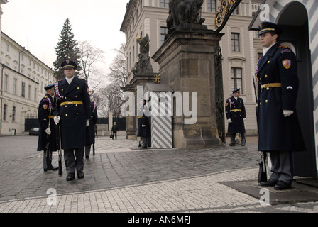 Les gardes du château se tiennent fermement pendant le processus de changement des gardes à l'entrée principale du château de Prague en République tchèque Banque D'Images