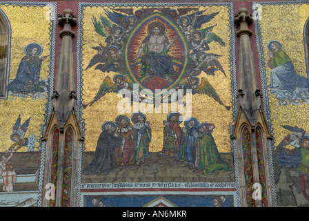 14e siècle portail de mosaïque dorée représentant le Jugement dernier à la cathédrale Saint-Guy au Château de Prague République Tchèque Banque D'Images