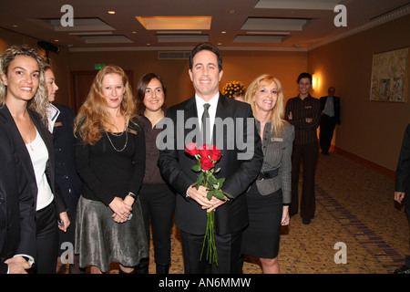 Israël Jerry Seinfeld tenant le comédien acteur roses dans une visite en Israël le 25 novembre 2007 Banque D'Images