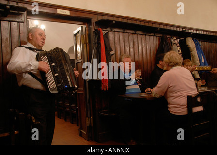 Un divertissement local clients à U Fleku beer hall restaurant et dans Stare Mesto Trimestre à Prague République Tchèque Banque D'Images