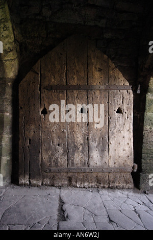 L'ancienne porte en chêne à Marten's Tower, le château de Chepstow, Chepstow, Monmouthshire, dans le sud du Pays de Galles, Royaume-Uni, Banque D'Images