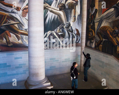 Mexique Guanajuato la peinture murale sur les murs de l'escalier du Musée Alhondiga de Granaditas personnes à la photographie avec cell phone Banque D'Images