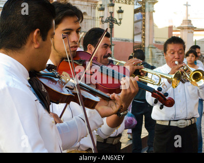 Mexique Guanajuato Membres de mariachis à la guitare qu'à l'extérieur dans des trompettes violons Plaza de la Paz Banque D'Images