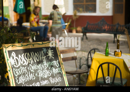 Mexique Guanajuato Menu sur tableau noir pour cafe dans Jardin Reforma les tables pour manger à l'extérieur de l'air ouvert plaza Banque D'Images