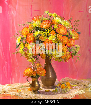 Studio Vertical coloré bouquet dessings organisé de la floraison des roses jaunes dans un vase sur un fond rose pastel Banque D'Images