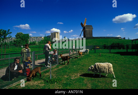 Berlin. Marzahn. Doerfliches Alt-Marzahn. Windmühle. Alt-Marzahn Village avec moulin sur une colline. Banque D'Images