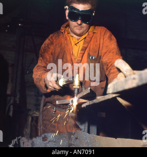 Homme portant des lunettes de protection soudage en atelier de Betws Colliery Ammanford Carmarthenshire Wales UK KATHY DEWITT Banque D'Images