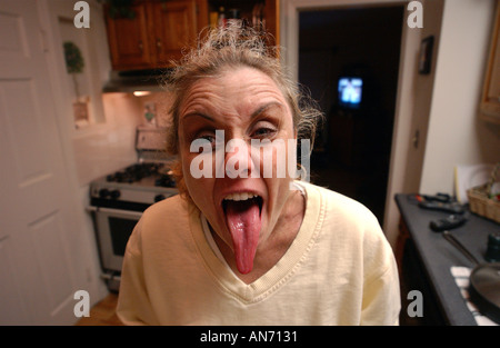 Femme drôle avec timon long coller dehors Banque D'Images