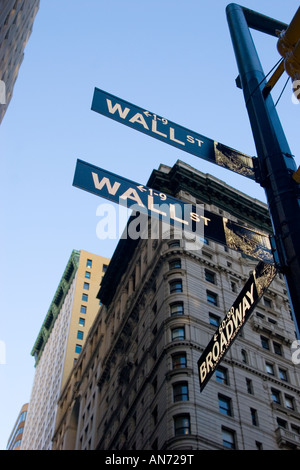 Image de Wall Street et Broadway sign in New York City Banque D'Images