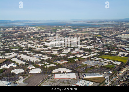 Vue aérienne au-dessus des immeubles de bureaux CA DE LA Silicon Valley à San Jose regardant vers la baie de San Francisco en arrière-plan, select99 Banque D'Images