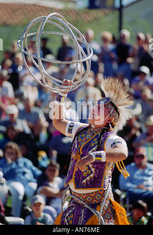 De nombreuses tribus concourir au CHAMPIONNAT DU MONDE CONCOURS DE DANSE DU CERCEAU HEARD MUSEUM PHONEIX ARIZONA Banque D'Images