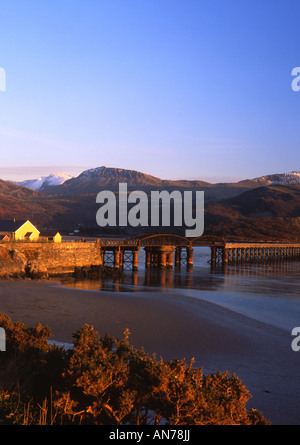 Pont de Barmouth et l'estuaire de Mawddach au coucher du soleil d'hiver, à la neige à la montagne Cader Idris dans Gwynedd au Pays de Galles UK Banque D'Images