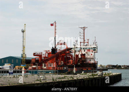 L 'Arco Dee' drague juste après avoir franchi l'écluse de Port Shoreham sur un voyage. Banque D'Images