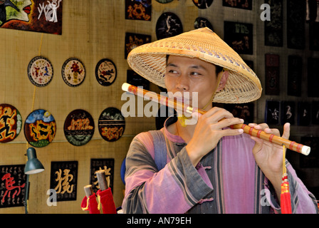 Reed Flute player P R de la Chine Guilin Banque D'Images