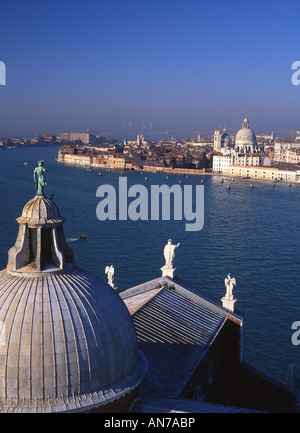 Vue sur la lagune de San Giorgio Maggiore campanile Venise Vénétie Italie Banque D'Images