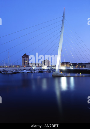 SA1 Pont Voile, port de plaisance et la rivière Tawe nuit à Swansea Marina South Wales UK Banque D'Images