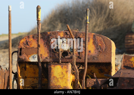 Vieux bulldozer rouillées, abandonnées sur la plage de North Norfolk Weybourne 'UK' Banque D'Images