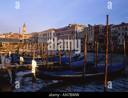 Gondoles sur le Grand Canal près du Pont Rialto Venise Vénétie Italie lumière du soir Banque D'Images