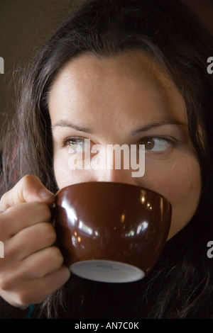 Belle Jeune Femme buvant un café Banque D'Images