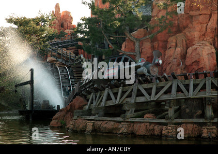 Shot du Big Thunder Mountain Railroad, un roller-coaster en action chez Disneyland Paris, Banque D'Images