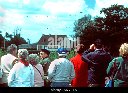 Normandie France 'Colleville sur Mer' 'guerre d'Omaha Beach' anciens combattants de la seconde Guerre mondiale à la commémoration de 'jour J' des avions Banque D'Images