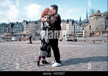 HONFLEUR FRANCE, Normandie 'couple touristique de l'or' dans Profile on Street, Kissing passionnément sur Port Banque D'Images