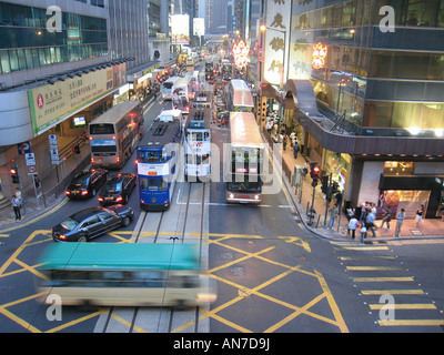 Les trams qui sillonnent le long Des Voeux Road, Central, Hong Kong au crépuscule Banque D'Images