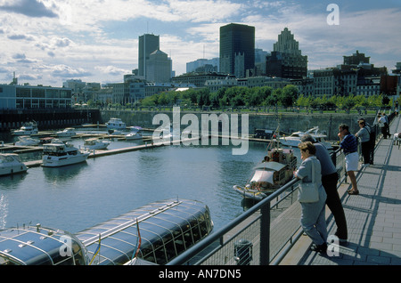 Temps libre dans le quartier du vieux port le long de la rue de la Commune à Montréal, Québec, Canada Banque D'Images