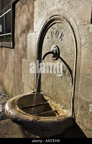 Une petite fontaine sur le côté d'une rue Aqua Marcia Banque D'Images