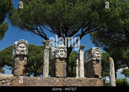 Masques en pierre sculpté trois masques en pierre situé sur des colonnes décorer et annoncer le théâtre Banque D'Images