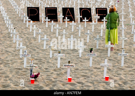 Un visiteur paye son hommage aux victimes américains et irakiens à l'Arlington West site dans Santa Barbara. Banque D'Images