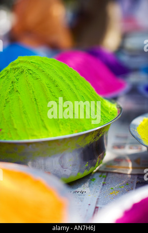 Bols en métal plein de couleurs indiennes rangoli en poudre. Puttaparthi, Andhra Pradesh, Inde Banque D'Images