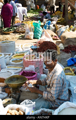 L'homme indien vente de produits sur un marché. Puttaparthi, Andhra Pradesh, Inde Banque D'Images