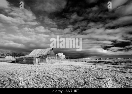 Le noir et blanc old Moulton Barn sur Mormon Row dans le Grand Teton National Park Banque D'Images