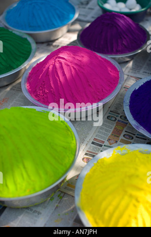 Bols en métal plein de couleurs indiennes rangoli en poudre. Puttaparthi, Andhra Pradesh, Inde Banque D'Images