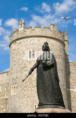 Pollution sonore des avions à faible vol au-dessus du château de Windsor, statue de la reine Victoria dans Windsor High Street. Berkshire, Angleterre années 2006 2000 Royaume-Uni HOMER SYKES Banque D'Images