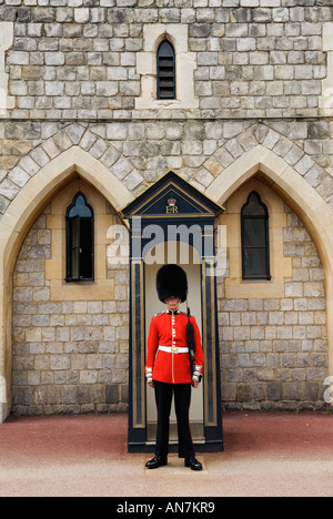 Garde en service de sentinelle debout dans une boîte de sentinelle au château de Windsor Berkshire Angleterre des années 2006 2000 au Royaume-Uni. HOMER SYKES Banque D'Images