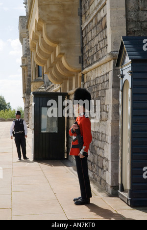 Police et gardes en service de garde. Le Queens jardin privé le jardin coulé Windsor Castle Berkshire Angleterre Royaume-Uni années 2006 2000 HOMER SYKES Banque D'Images