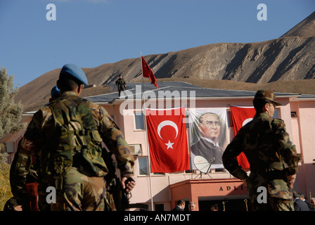 La gendarmerie turque participe à une cérémonie le 10 novembre jour férié national commémorant Kemal Ataturk dans la ville de Hakkari, dans le sud-est de la Turquie Banque D'Images