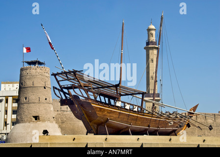 "Dubaï, Emirats Arabes Unis' 'Dubai Bateau Monuments Museum' avant de la 'Fort' Al Fahidi Minaret Banque D'Images